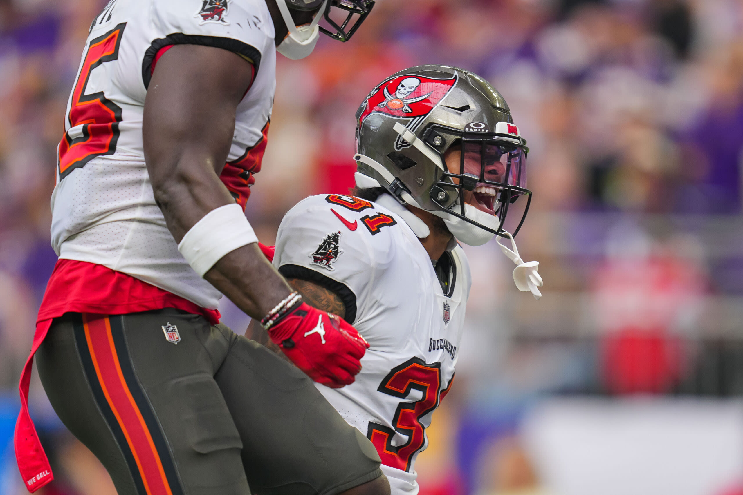 Bucs officially re-sign Antoine Winfield Jr.