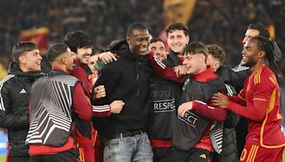 Ndicka sotto la curva giallorossa dopo Roma-Milan: il bellissimo gesto della squadra a fine partita