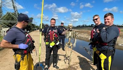 Insólito: bomberos acuden a recuperar un cuerpo que terminó siendo un adorno de Halloween