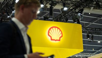 Shell to Sell Singapore Oil Assets to Glencore-Indonesia JV