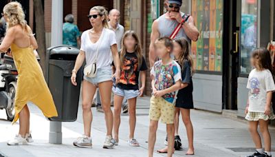 Elsa Pataky y Chris Hemsworth, de paseo en bici por Barcelona con sus hijos
