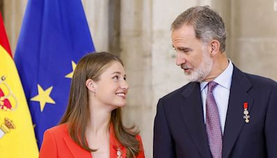 El rey Felipe VI recibe un reconocimiento como Presidente honorífico de los Juegos Inclusivos en el gran día de Leonor en los Princesa de Girona