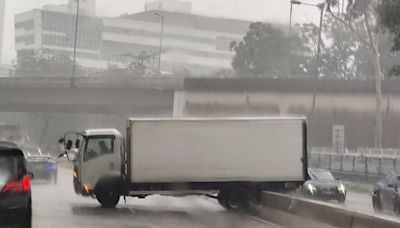 貨車雨中失事撞壆 橫亘兩條行車線