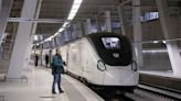 Los jóvenes seguirán viajando a precios bajos: el Gobierno renueva los descuentos en autobús y tren por España y Europa