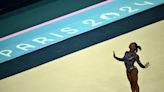 Biles se lanza por su primer oro en un París que revive polémicas por su ceremonia