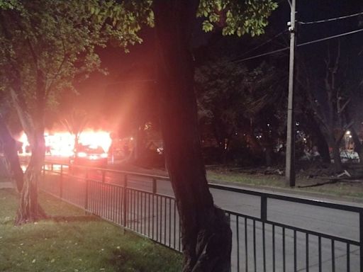 Sujetos queman bus del Transantiago en Villa Francia - La Tercera