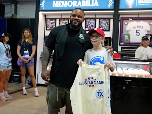 Prince Fielder, Fergie Jenkins surprise Make-A-Wish kids with All-Star Weekend Fanatics shopping spree