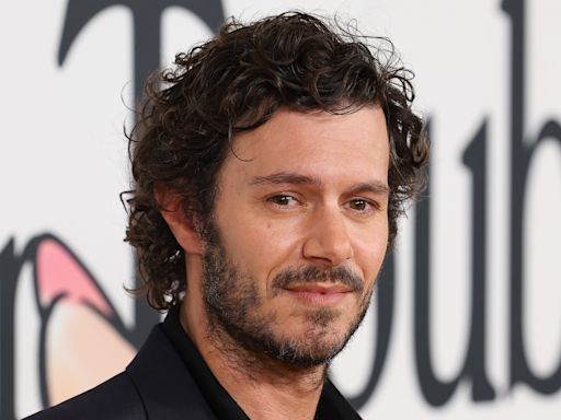 Adam Brody, de ícono juvenil a antigalán: el actor que enamora y se volvió furor en Netflix