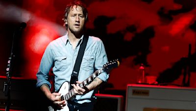 Chris Shiflett channels Eruption – minus the two-hand tapping – on a Gibson Les Paul during Eddie Van Halen-honoring solo