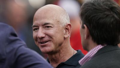 Bezos backs new Washington Post editor in wake of staff backlash