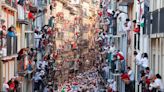 Segundo encierro de San Fermín 2024, en directo | Los toros de la ganadería Cebada Gago corren por las calles de Pamplona