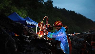 Casi medio centenar de muertos en el derrumbe de una carretera en China