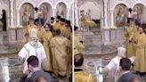 La fuerte caída del patriarca Kirill mientras entonaba “Señor, ten piedad de nosotros” en una misa