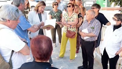 Trifulca vecinal por los bancos en la visita de Catalá a la supermanzana de Orriols