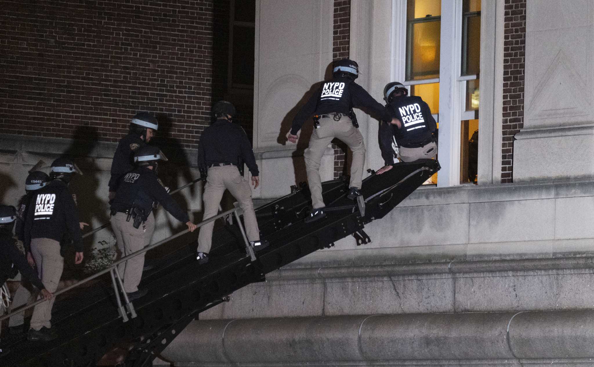 Dueling protesters clash at UCLA after police clear pro-Palestinian demonstration at Columbia