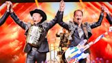 Los Tigres del Norte retumban Premios Juventud al cantar con jerarquía 'Aquí Mando Yo'