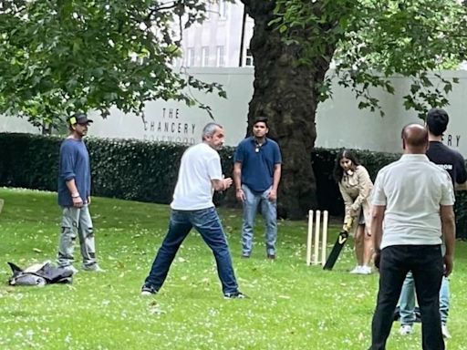 Unseen photo of Shah Rukh Khan playing cricket with his family in London goes viral