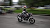 Cámaras de seguridad captaron acoso de motociclista a mujer que iba con su hijo y mascota