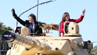 Milei y Villarruel se subieron a un tanque de guerra en el desfile