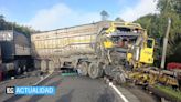 Cerrada la vía Alóag-Santo Domingo por choque de vehículos pesados
