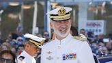 El Rey Felipe VI preside una exhibición militar y la tradición revista naval en Gijón