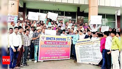 Doctors at 17 medical colleges protest benefit denial | Jaipur News - Times of India