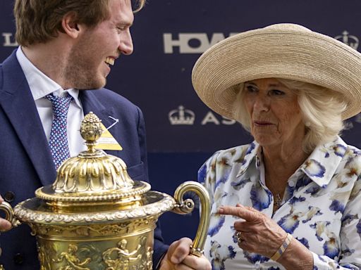 Queen presents trophy at Royal Ascot