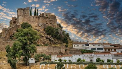 El impresionante castillo del siglo XIII situado en la frontera de España y Portugal que se incrusta en lo alto de una roca