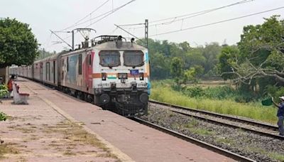 Railway pointsman dies during engine coupling at CSMT