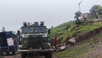Jammu and Kashmir: Militants target Shaurya Chakra awardee VDG Purshottam Kumar's home