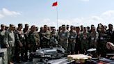 El Ejército chino muestra perros robot con rifles