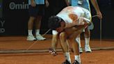 Córdoba Open: Facundo Bagnis ganó en una definición controvertida contra Jaume Munar, que protestó y sacó una foto a la huella del pique