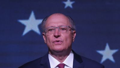 Com queda de juros dos EUA e compromisso fiscal do Brasil, Selic voltará a cair, diz Alckmin