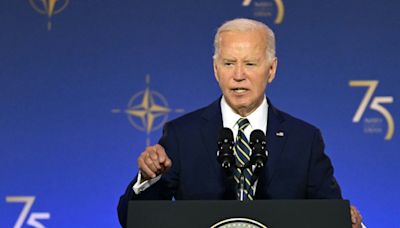 Biden annonce l'envoi à l'Ukraine de systèmes de défense antiaérienne