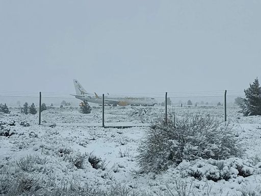 Se despistó un avión en Bariloche por el fuerte temporal y hay cinco provincias en alerta por nevadas