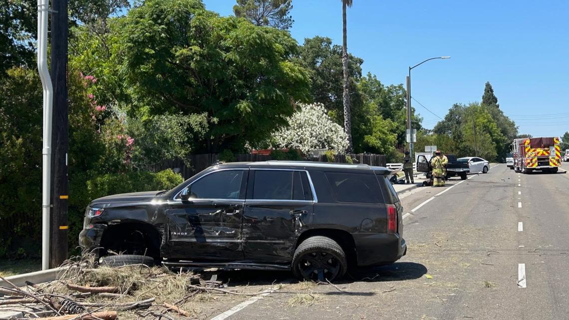 3 hurt in crash blocking part of Sunrise Blvd. in Citrus Heights