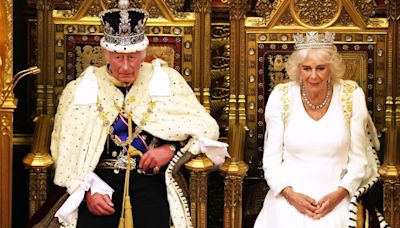Los reyes Carlos III y Camila presiden la apertura del Parlamento británico: un discurso y mucha tradición
