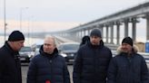 Putin cruzó manejando un Mercedes-Benz el estratégico puente de Crimea que fue blanco de una enorme explosión