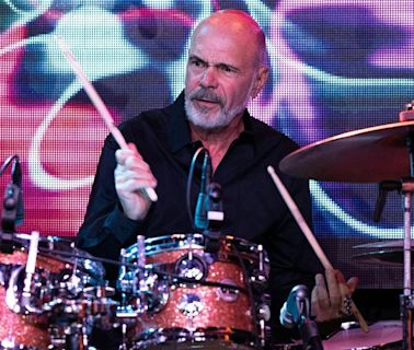 Danny Seraphine de la banda ‘Chicago’ abraza la nostalgia de los 80 con concierto en la CDMX