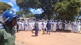 Policía de Zimbabue detiene a hombre que decía ser profeta de secta apostólica y rescata a 251 niños