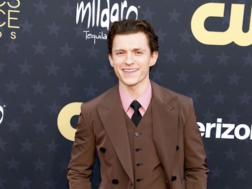 FOTO: Tom Holland causa revuelo en redes sociales al ser comparado con Peso Pluma por su nuevo look - El Diario NY