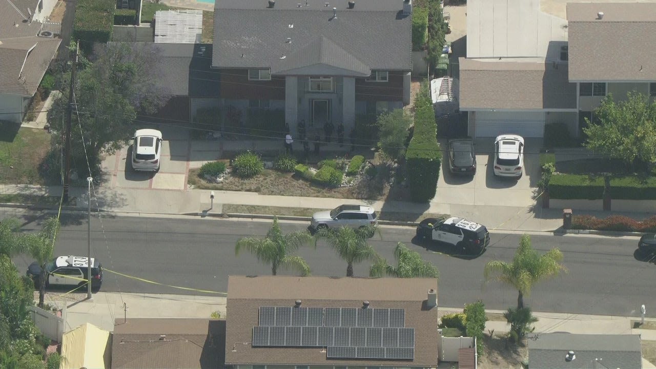 Man stabs parents, holds father hostage inside Woodland Hills home