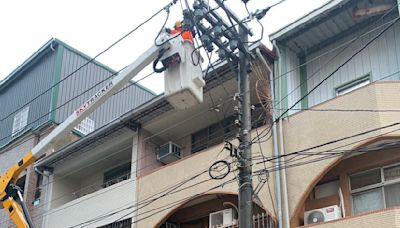 快訊／台南大雨雷擊...東區、仁德2709戶停電 台電急搶修復電