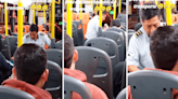 Captan a cobrador de bus con camisa de piloto y usuarios bromean: “Con El Chino vuelas”