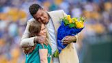 Seattle Mariners fan surprises Félix Hernández at team's Hall of Fame ceremony