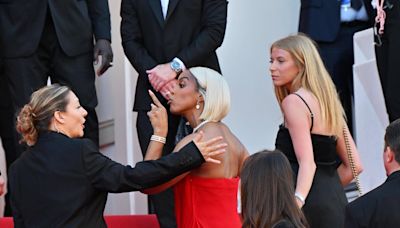 In Cannes: Pöbelt Kelly Rowland hier etwa eine Sicherheitsbeamtin an?