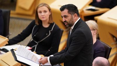 El ministro principal de Escocia, Humza Yousaf, se plantea dimitir