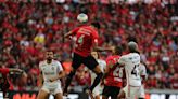 Flamengo leva gol de pênalti no último minuto, empata nos acréscimos e mantém a liderança do Brasileiro