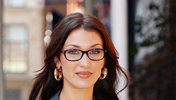 Si usas gafas como Bella Hadid, te encantarán estos trucos virales para maquillarte los ojos