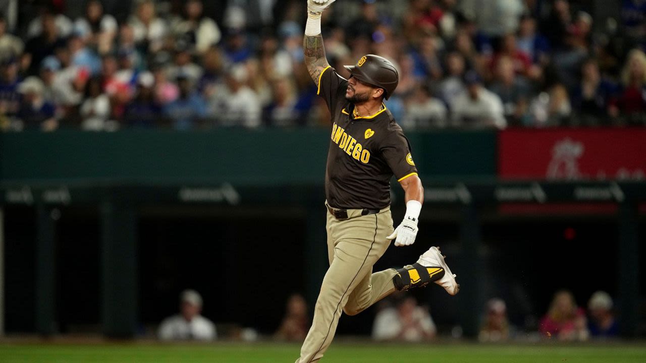 David Peralta helps the Padres beat the Rangers 6-4